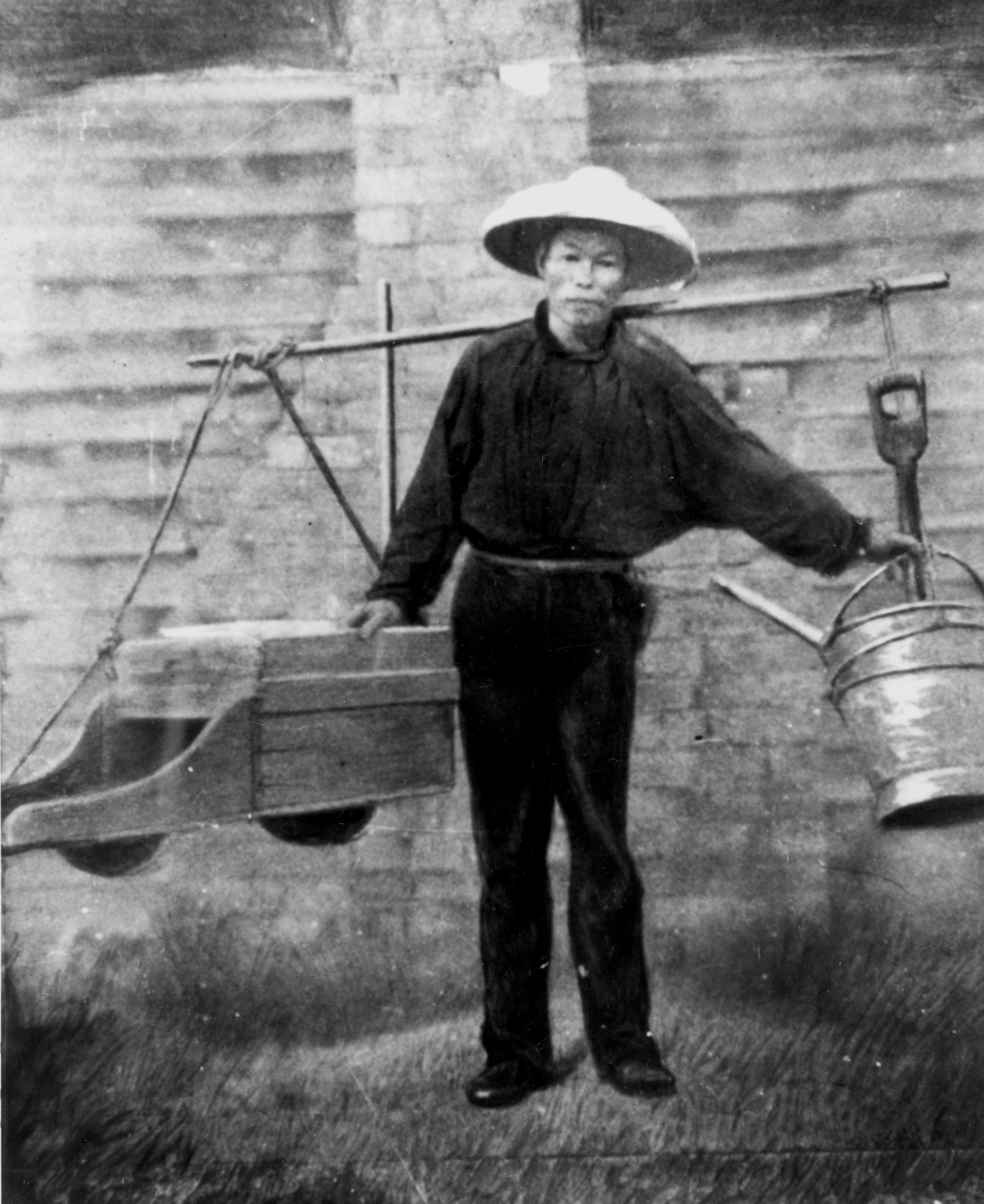 一位肩挑懸掛工具的華人淘金者，約 1860 年代