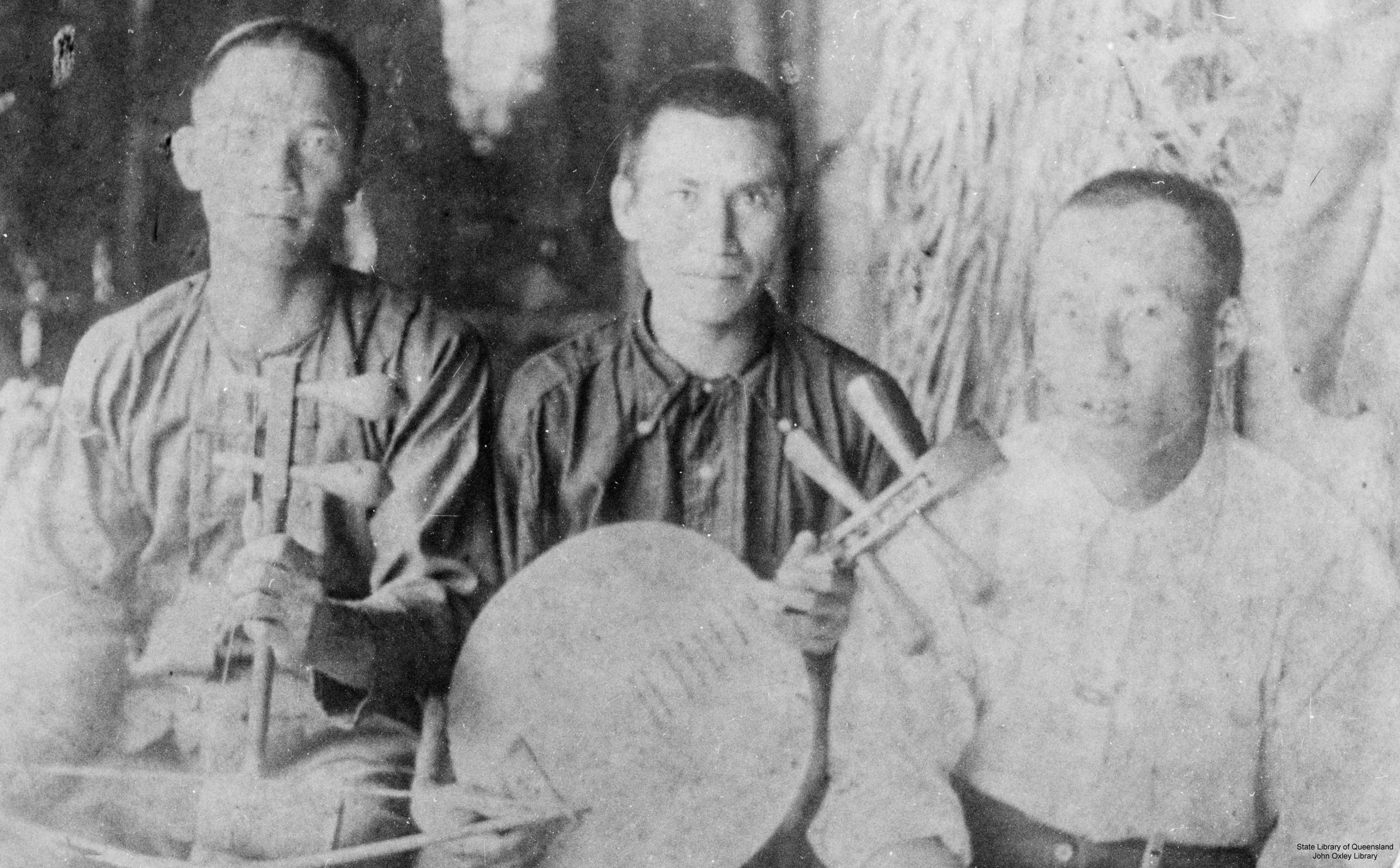 三位來自 Irvinebank、手持樂器的華人菜農，1908 年 7 月 10 日